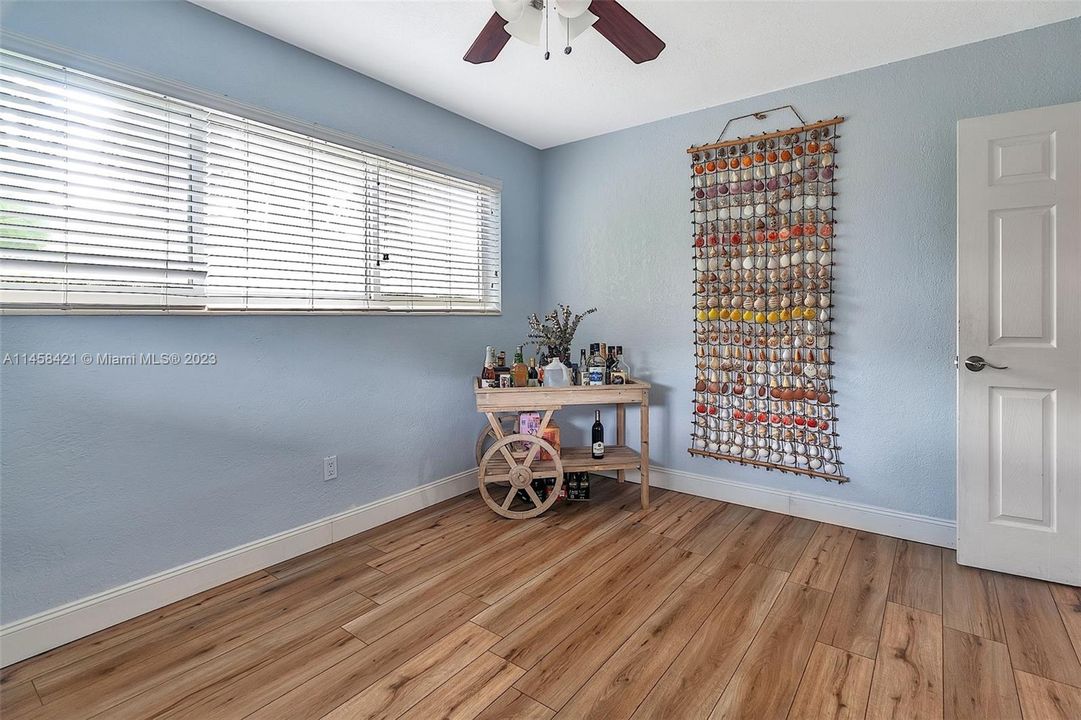 Vendido Recientemente: $580,000 (4 camas, 2 baños, 1369 Pies cuadrados)