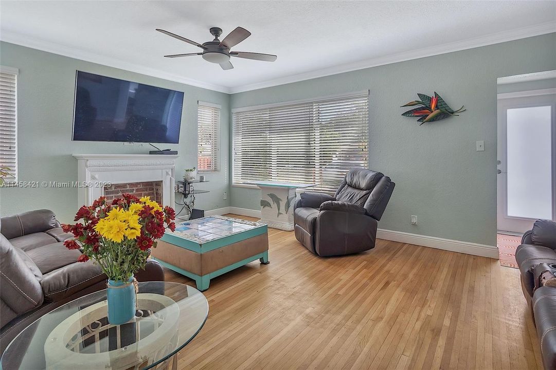 Vendido Recientemente: $580,000 (4 camas, 2 baños, 1369 Pies cuadrados)