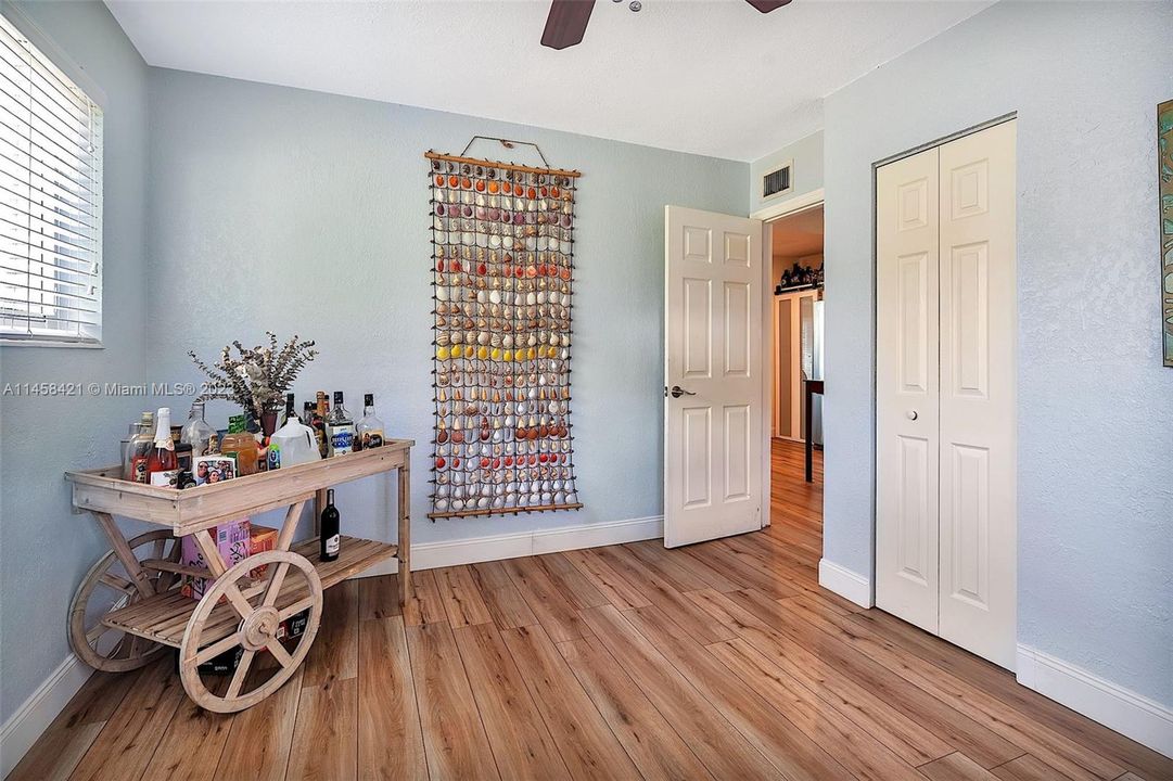 Vendido Recientemente: $580,000 (4 camas, 2 baños, 1369 Pies cuadrados)