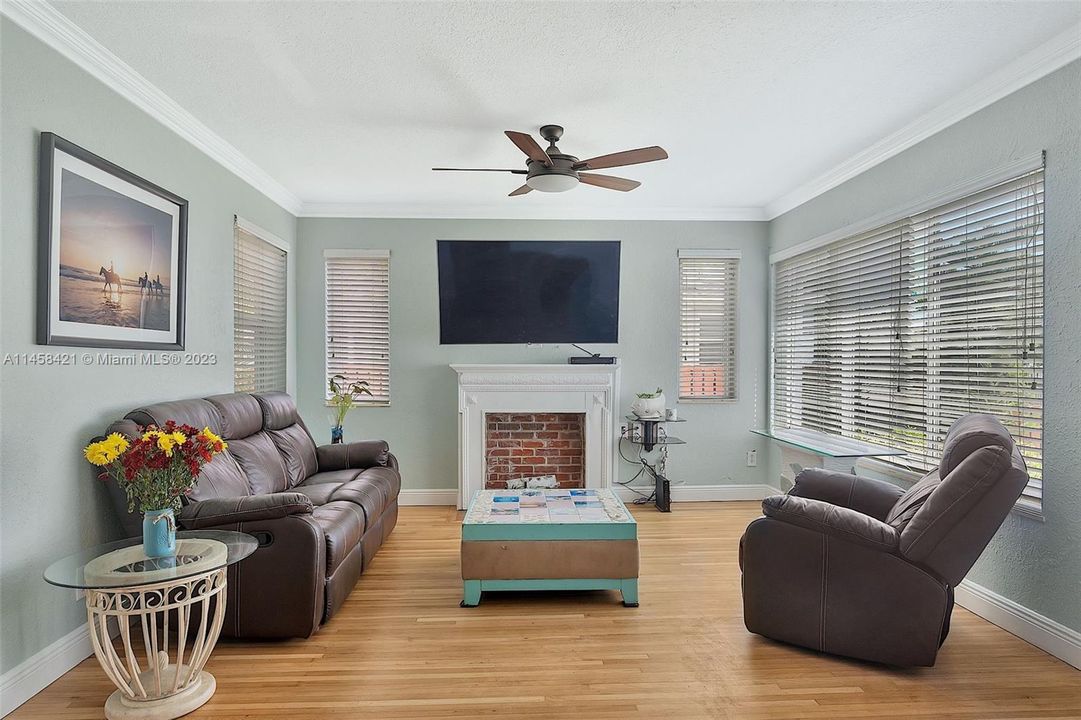 Vendido Recientemente: $580,000 (4 camas, 2 baños, 1369 Pies cuadrados)