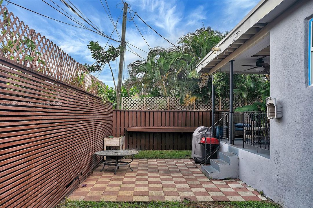 Vendido Recientemente: $580,000 (4 camas, 2 baños, 1369 Pies cuadrados)