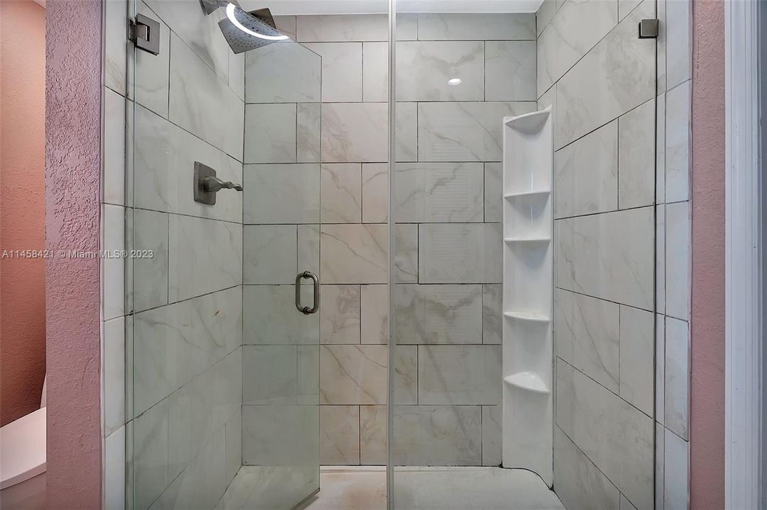 Vendido Recientemente: $580,000 (4 camas, 2 baños, 1369 Pies cuadrados)