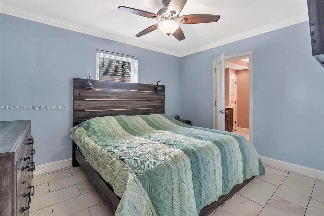 Vendido Recientemente: $580,000 (4 camas, 2 baños, 1369 Pies cuadrados)