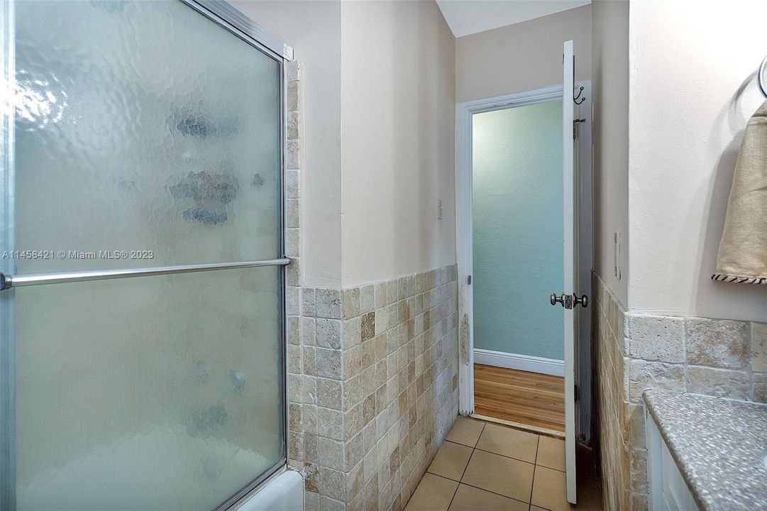 Vendido Recientemente: $580,000 (4 camas, 2 baños, 1369 Pies cuadrados)