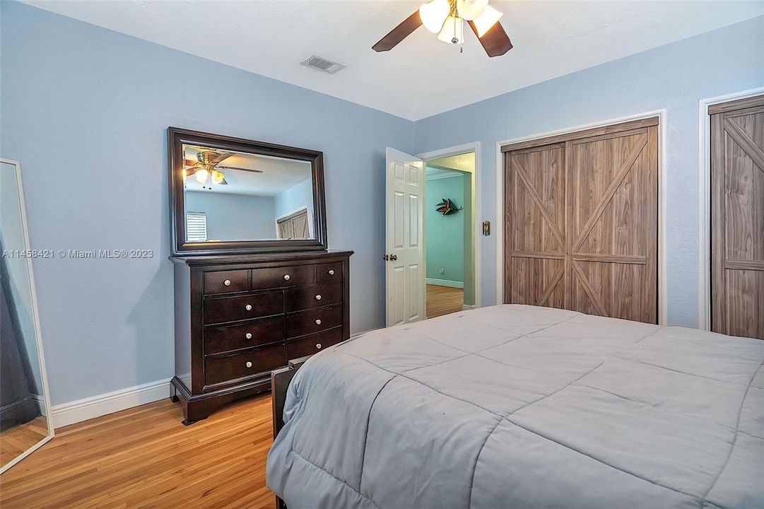 Vendido Recientemente: $580,000 (4 camas, 2 baños, 1369 Pies cuadrados)