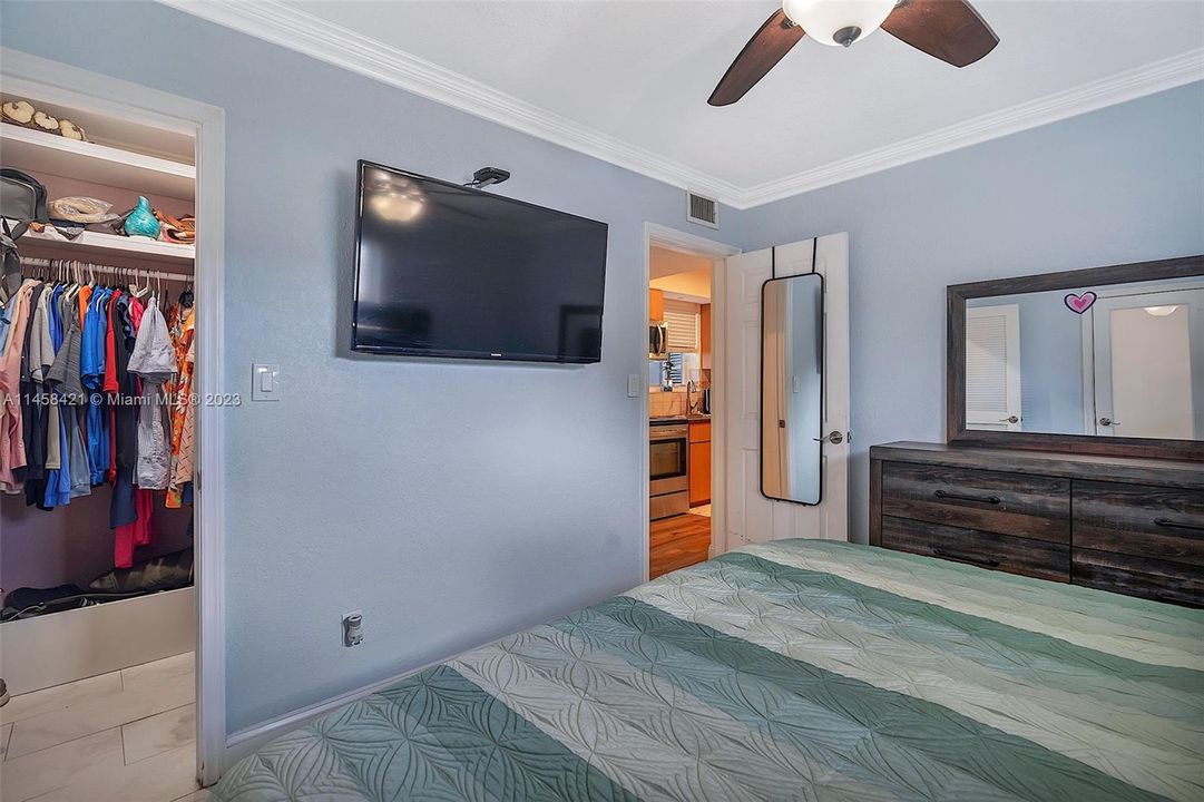 Vendido Recientemente: $580,000 (4 camas, 2 baños, 1369 Pies cuadrados)