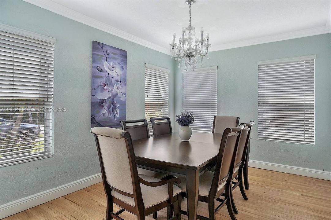 Vendido Recientemente: $580,000 (4 camas, 2 baños, 1369 Pies cuadrados)