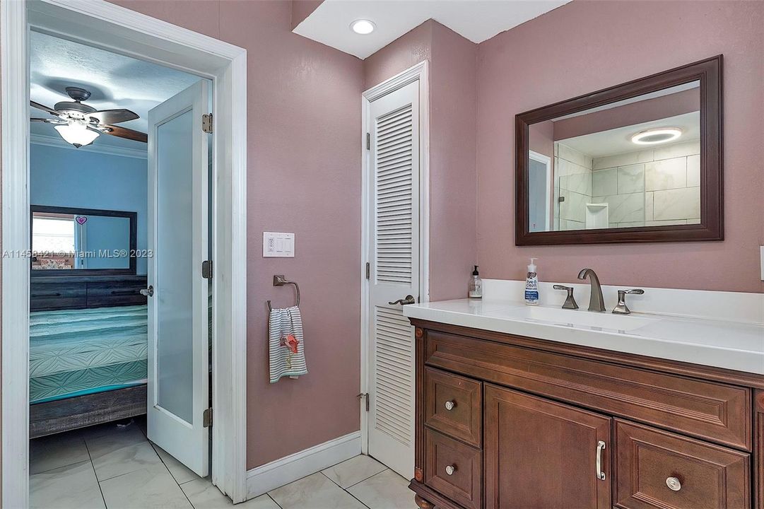 Vendido Recientemente: $580,000 (4 camas, 2 baños, 1369 Pies cuadrados)