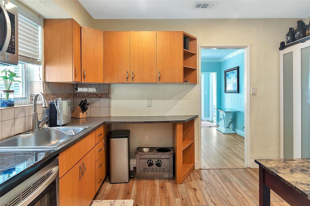 Vendido Recientemente: $580,000 (4 camas, 2 baños, 1369 Pies cuadrados)