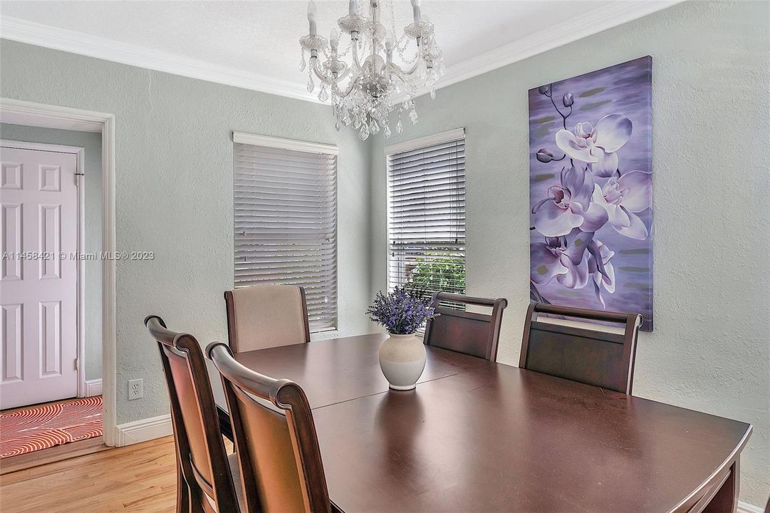 Vendido Recientemente: $580,000 (4 camas, 2 baños, 1369 Pies cuadrados)