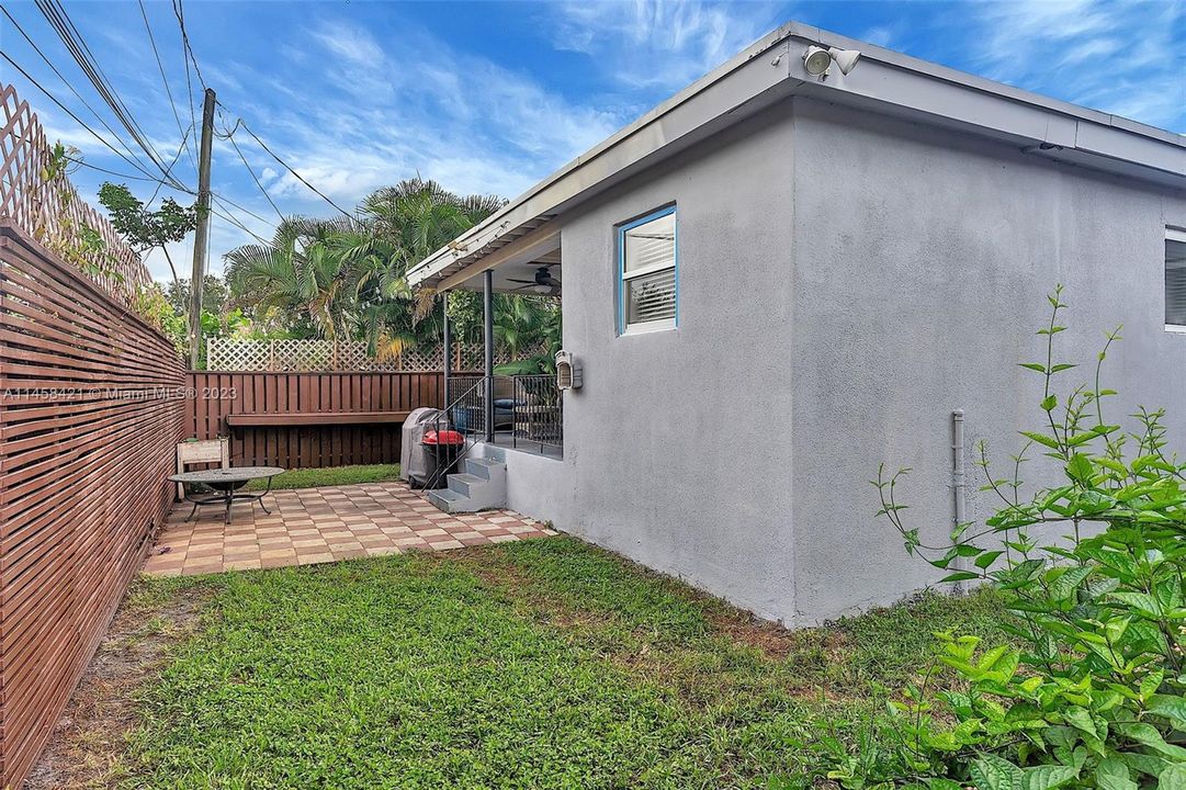 Vendido Recientemente: $580,000 (4 camas, 2 baños, 1369 Pies cuadrados)