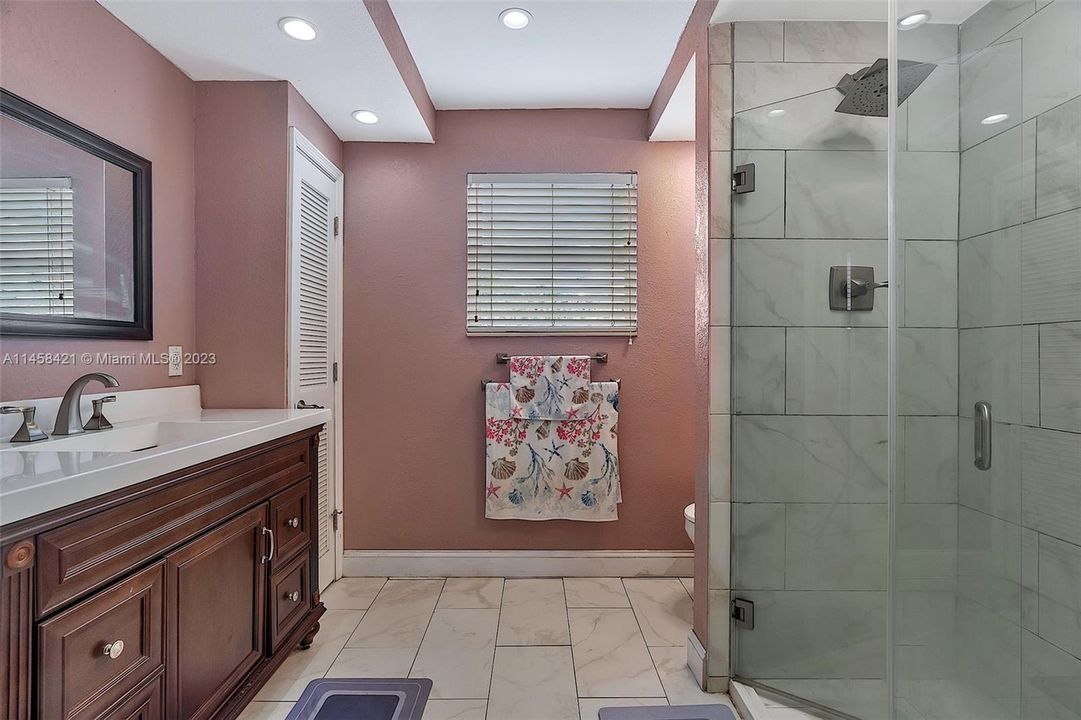 Vendido Recientemente: $580,000 (4 camas, 2 baños, 1369 Pies cuadrados)