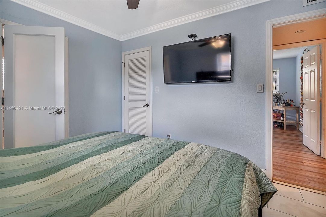 Vendido Recientemente: $580,000 (4 camas, 2 baños, 1369 Pies cuadrados)