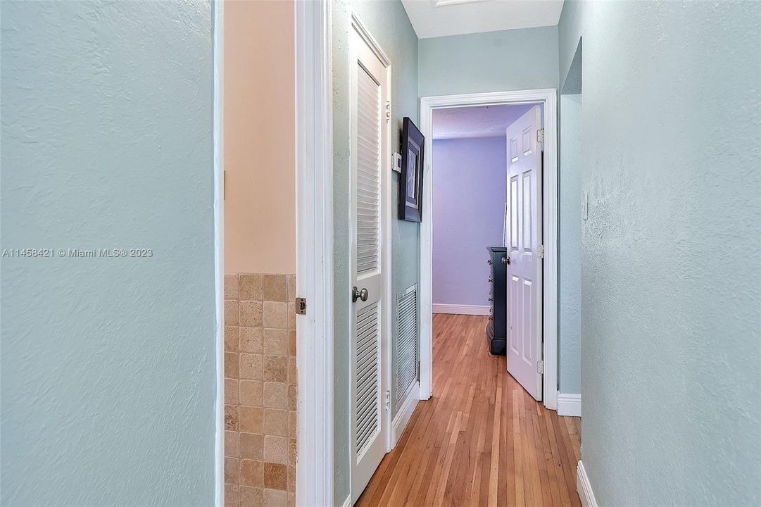 Vendido Recientemente: $580,000 (4 camas, 2 baños, 1369 Pies cuadrados)