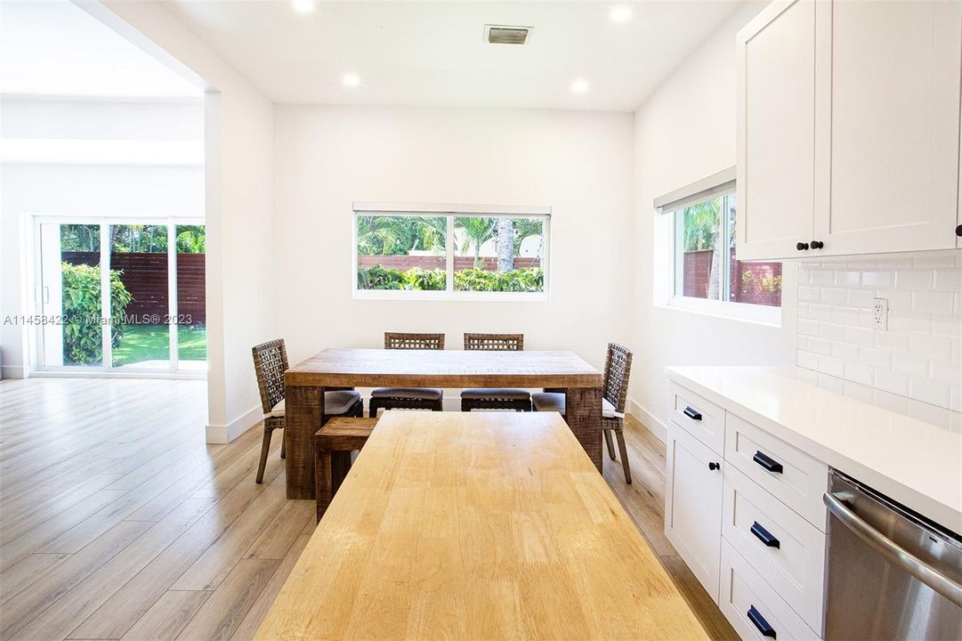 Недавно продано: $1,190,000 (2 спален, 2 ванн, 1502 Квадратных фут)