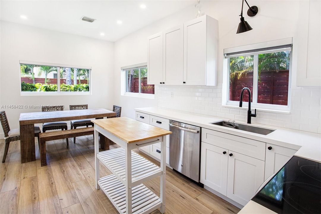 Недавно продано: $1,190,000 (2 спален, 2 ванн, 1502 Квадратных фут)