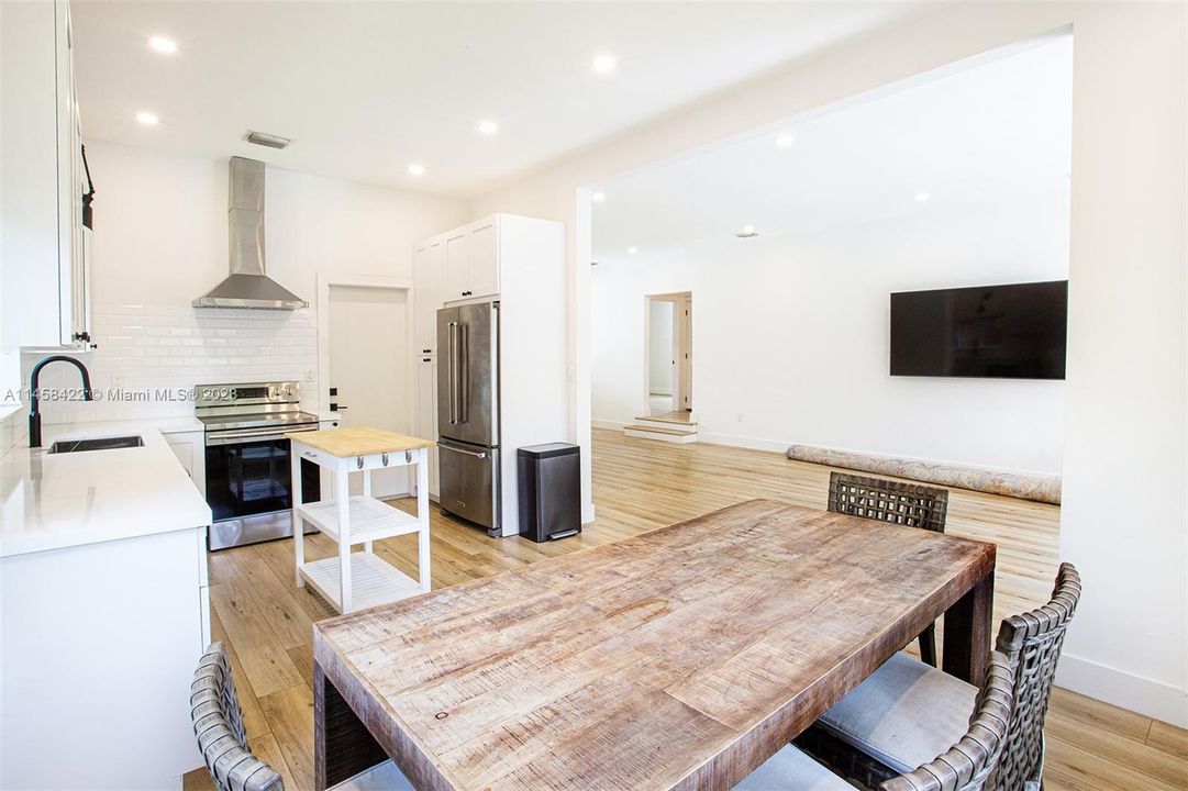 Недавно продано: $1,190,000 (2 спален, 2 ванн, 1502 Квадратных фут)