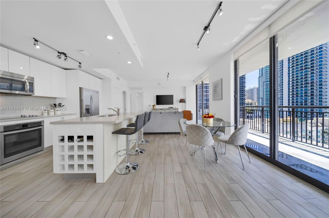 Recently Sold: $545,000 (1 beds, 1 baths, 821 Square Feet)