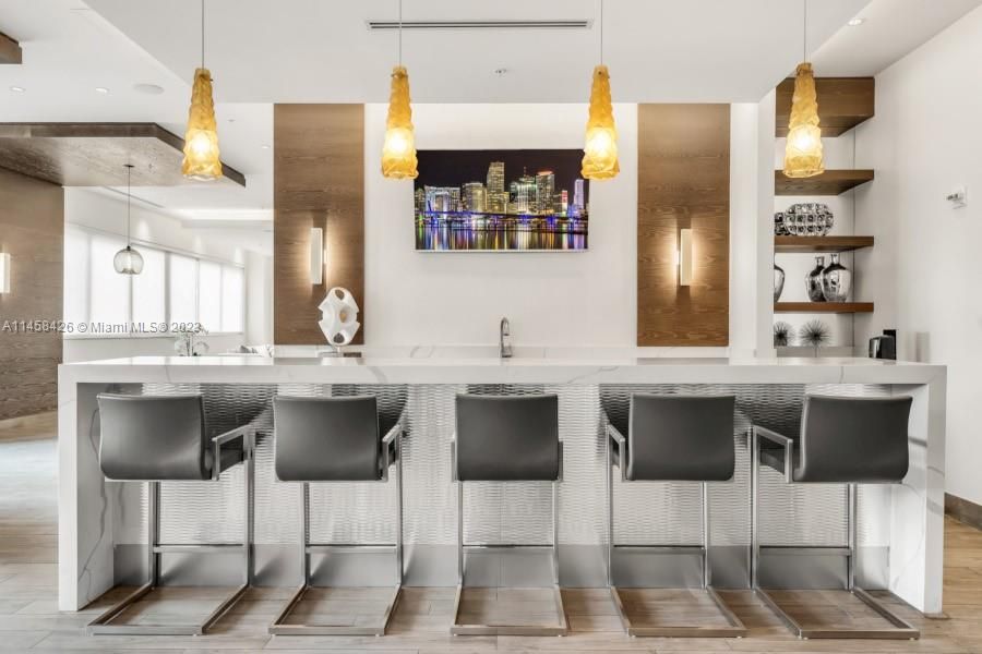 Recently Sold: $545,000 (1 beds, 1 baths, 821 Square Feet)