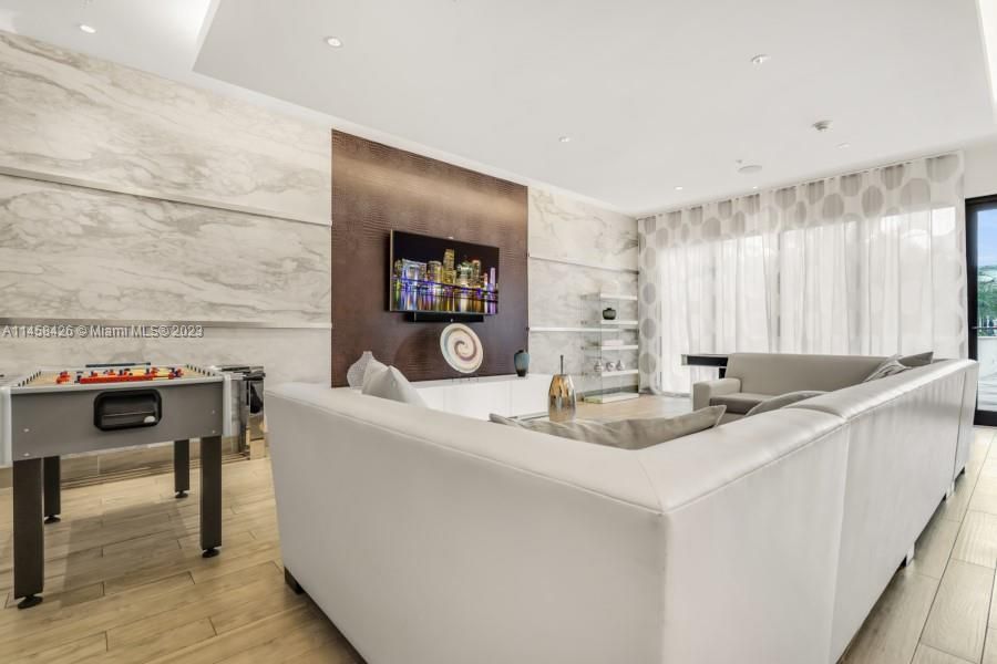 Recently Sold: $545,000 (1 beds, 1 baths, 821 Square Feet)