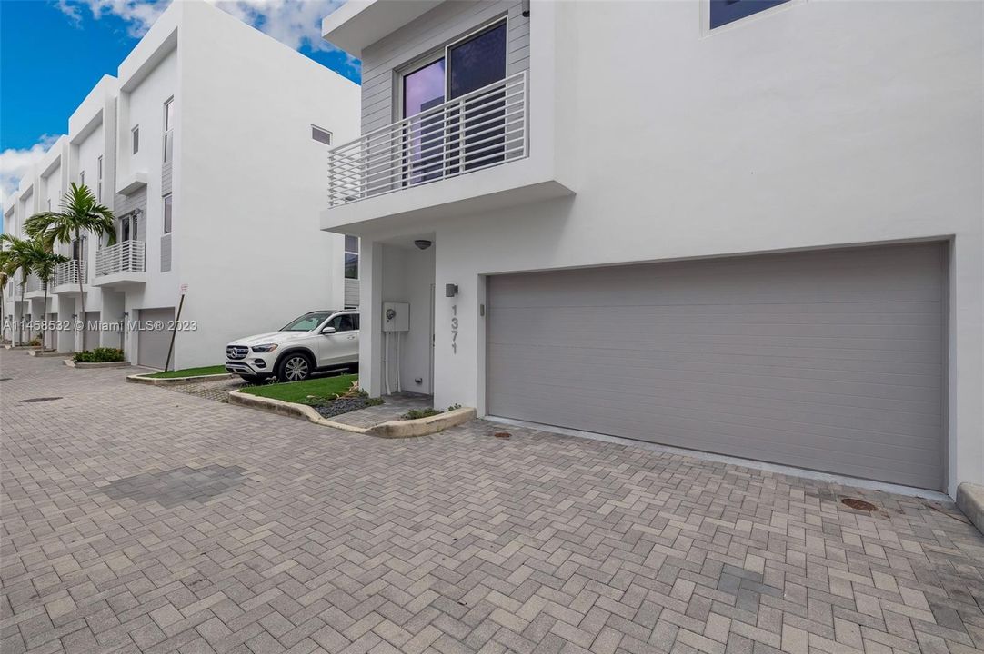 Recently Rented: $6,500 (4 beds, 3 baths, 2092 Square Feet)