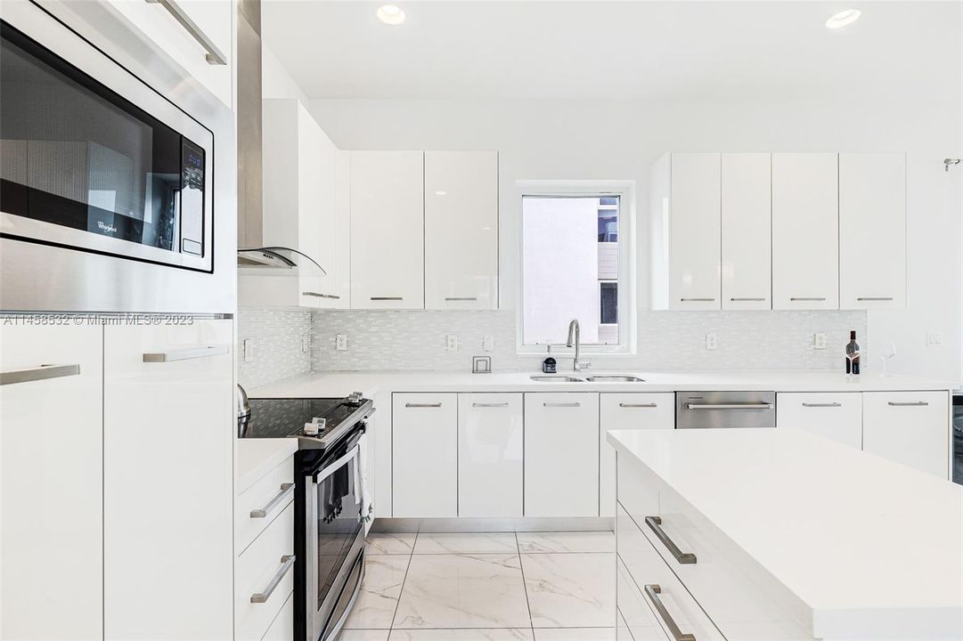 Recently Rented: $6,500 (4 beds, 3 baths, 2092 Square Feet)