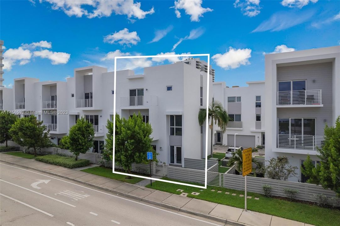 Recently Rented: $6,500 (4 beds, 3 baths, 2092 Square Feet)