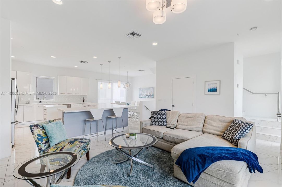 Recently Rented: $6,500 (4 beds, 3 baths, 2092 Square Feet)