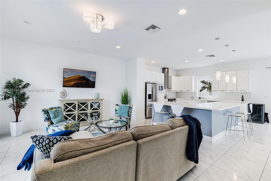 Recently Rented: $6,500 (4 beds, 3 baths, 2092 Square Feet)