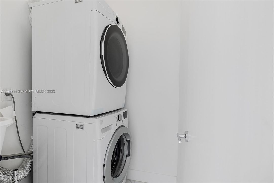 Recently Rented: $6,500 (4 beds, 3 baths, 2092 Square Feet)