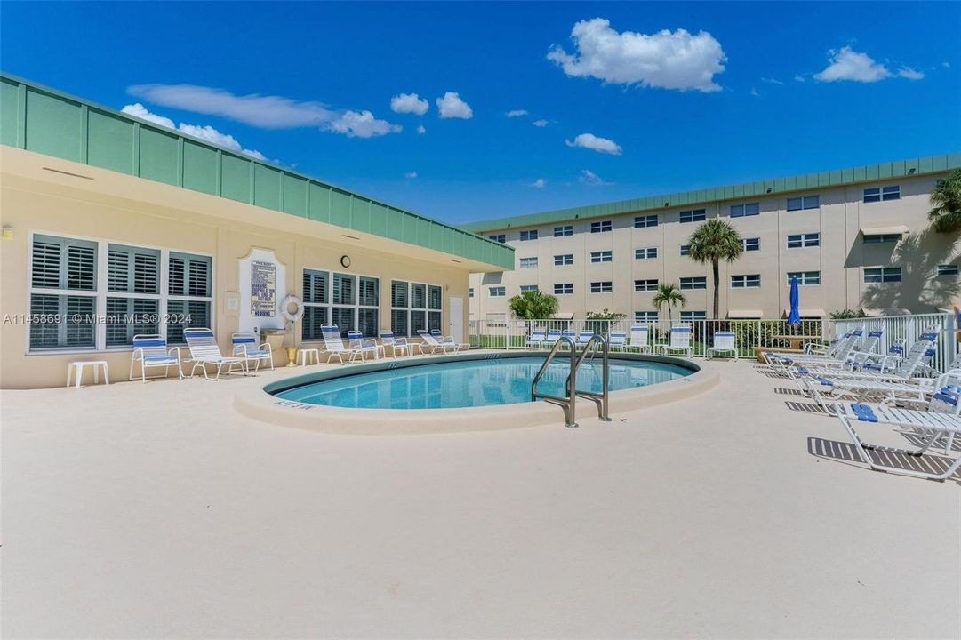 最近售出: $142,000 (1 贝兹, 1 浴室, 800 平方英尺)