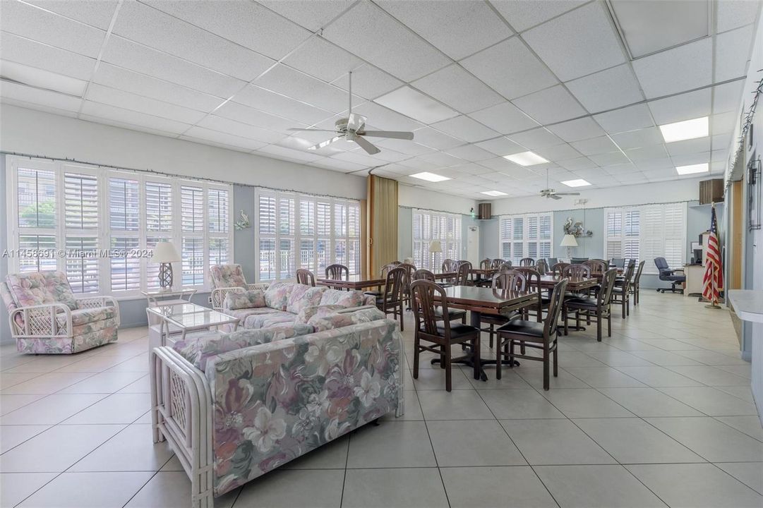 最近售出: $142,000 (1 贝兹, 1 浴室, 800 平方英尺)