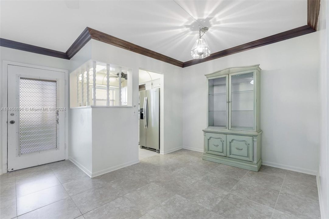 最近售出: $142,000 (1 贝兹, 1 浴室, 800 平方英尺)