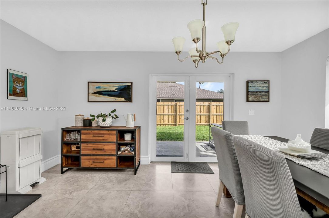 Недавно продано: $515,000 (4 спален, 2 ванн, 1655 Квадратных фут)