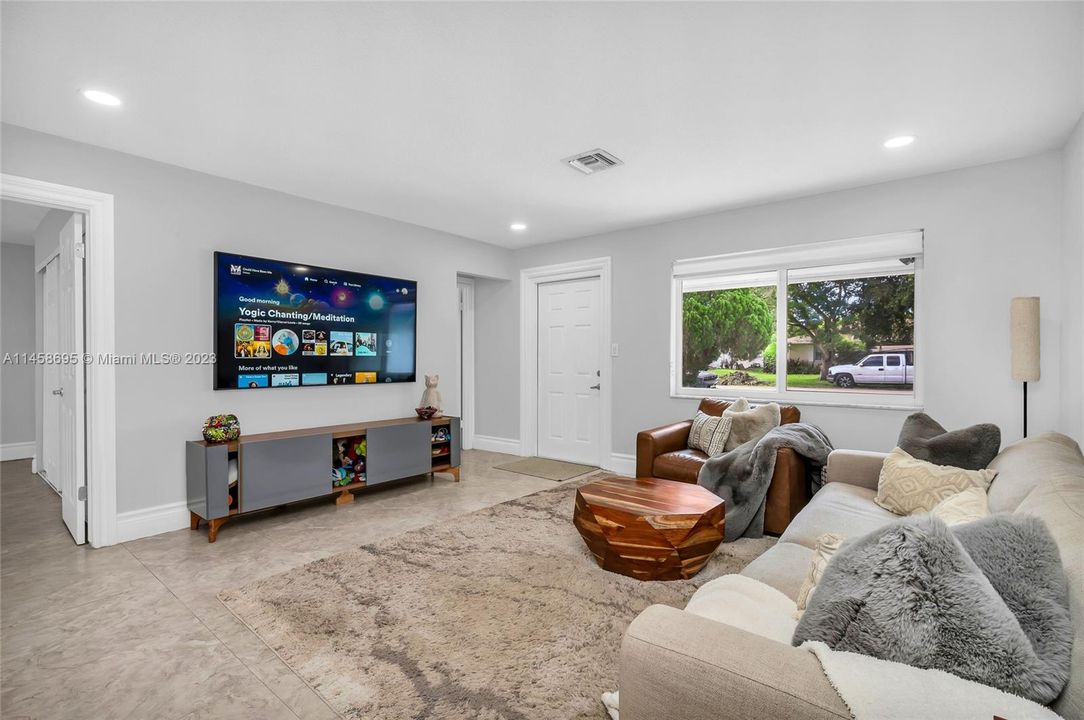 Недавно продано: $515,000 (4 спален, 2 ванн, 1655 Квадратных фут)