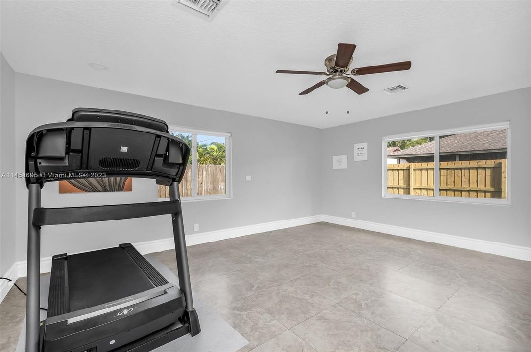 Недавно продано: $515,000 (4 спален, 2 ванн, 1655 Квадратных фут)