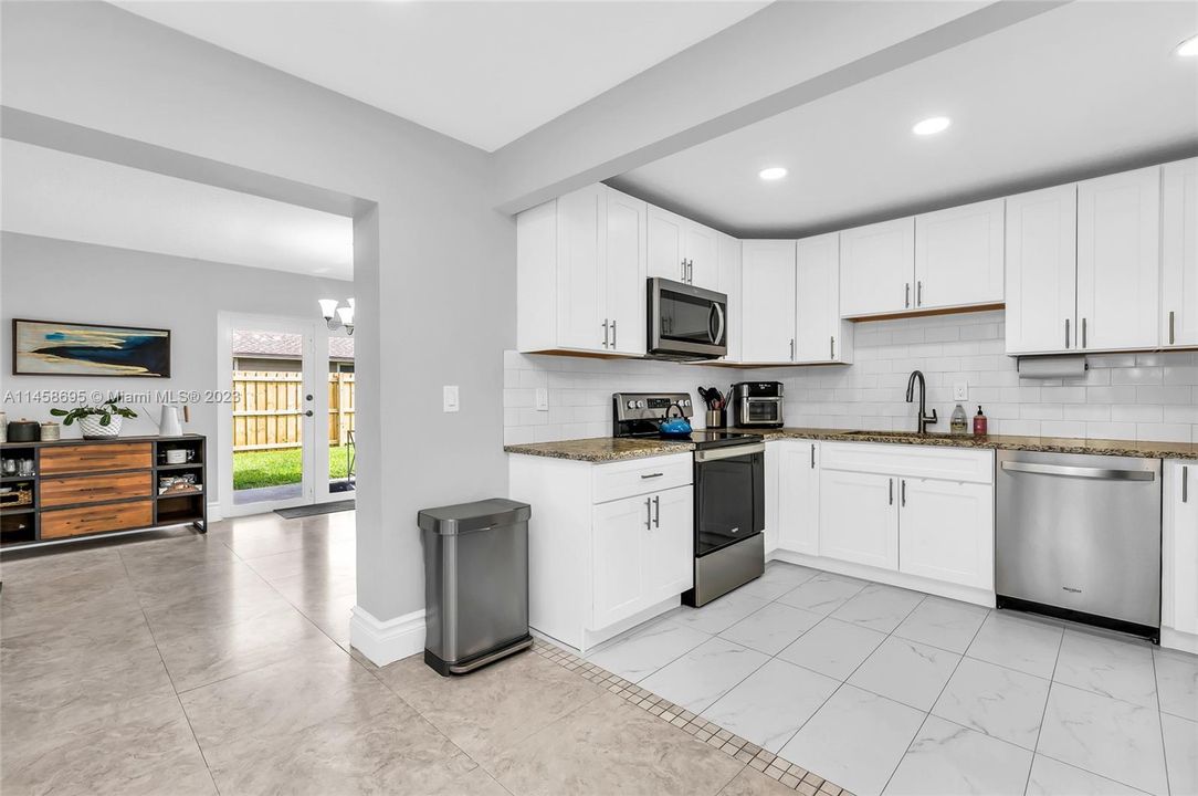 Недавно продано: $515,000 (4 спален, 2 ванн, 1655 Квадратных фут)