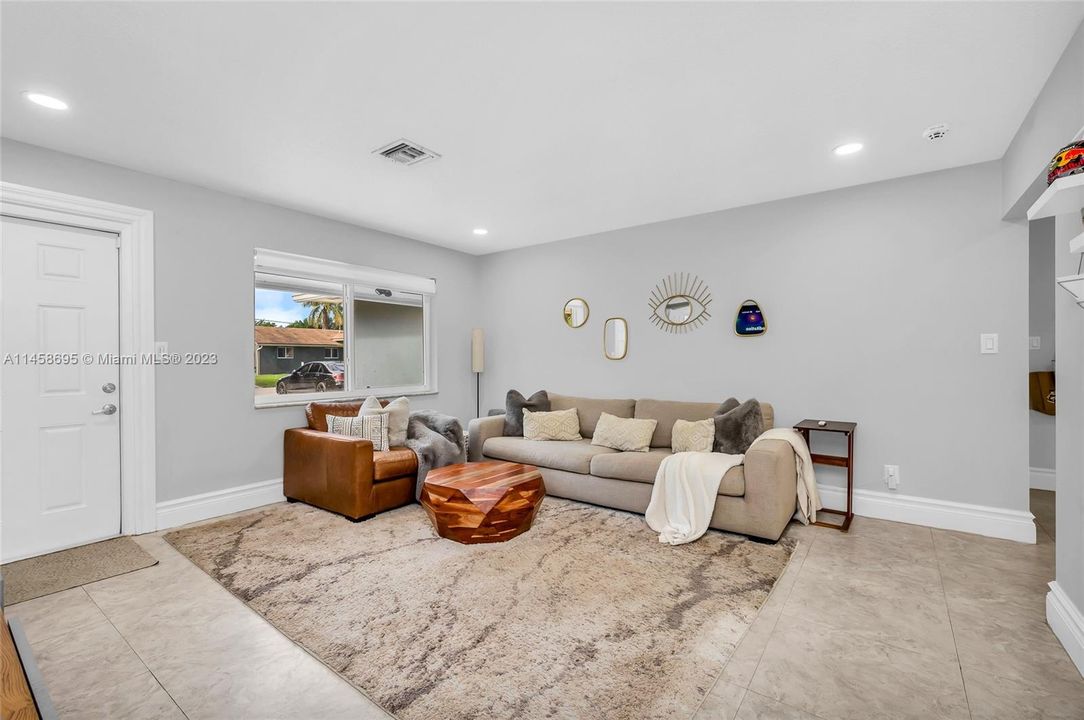 Недавно продано: $515,000 (4 спален, 2 ванн, 1655 Квадратных фут)