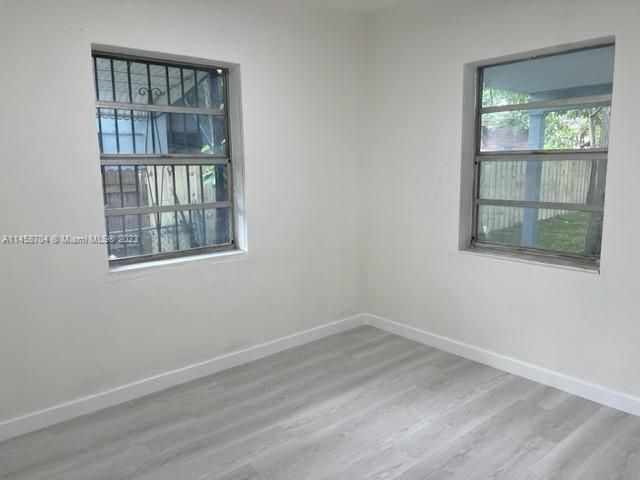 Recently Sold: $474,900 (2 beds, 1 baths, 930 Square Feet)