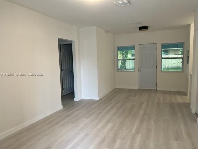Recently Sold: $474,900 (2 beds, 1 baths, 930 Square Feet)