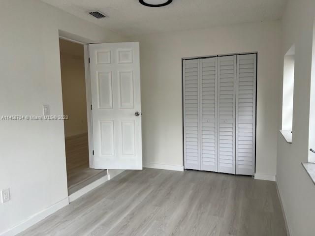 Recently Sold: $474,900 (2 beds, 1 baths, 930 Square Feet)