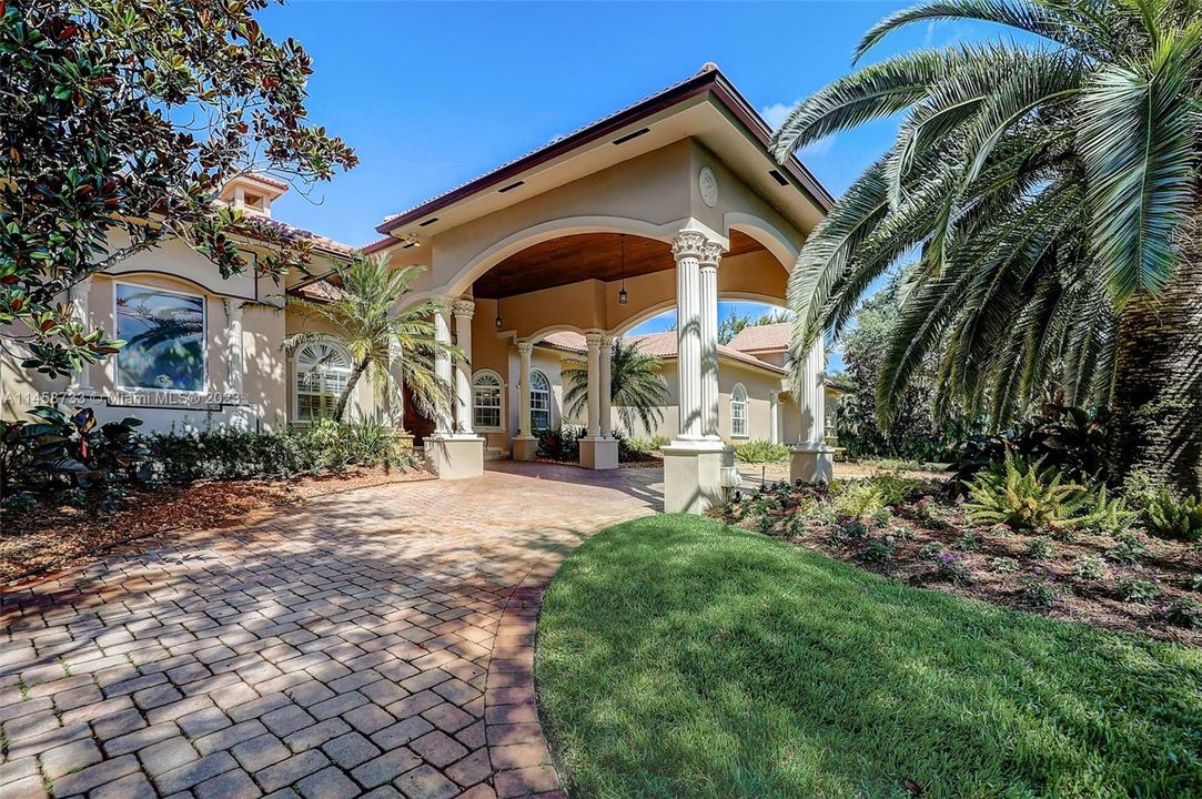 Recently Sold: $3,200,000 (5 beds, 4 baths, 4870 Square Feet)
