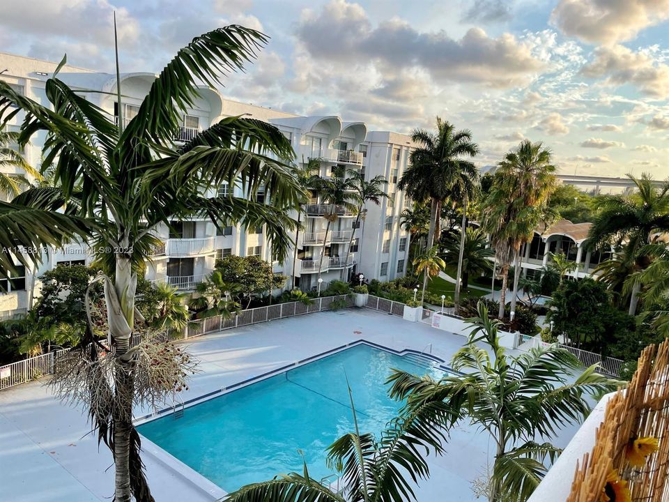 Recently Sold: $144,000 (1 beds, 1 baths, 826 Square Feet)