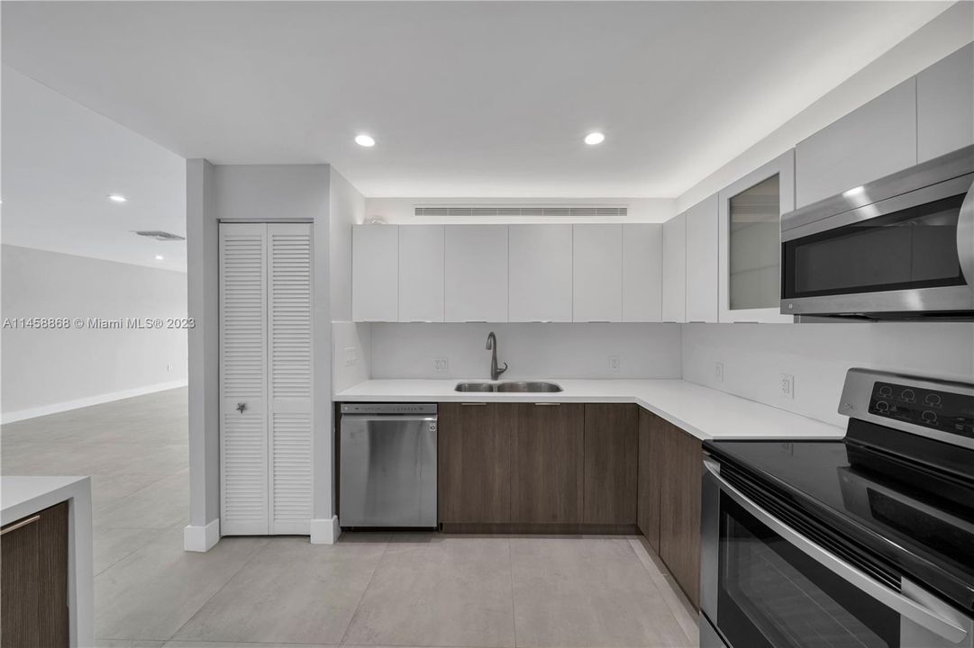 Недавно продано: $1,075,000 (3 спален, 2 ванн, 1700 Квадратных фут)