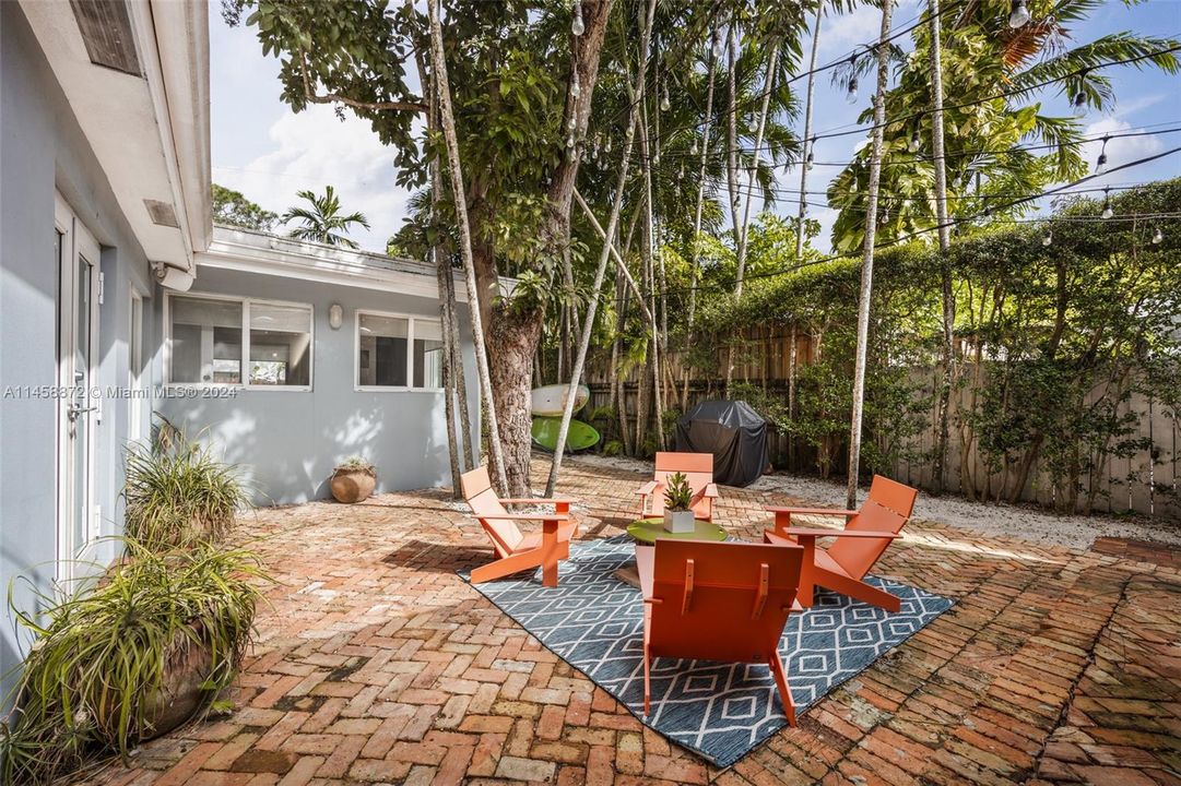 Недавно продано: $2,399,000 (4 спален, 3 ванн, 2407 Квадратных фут)