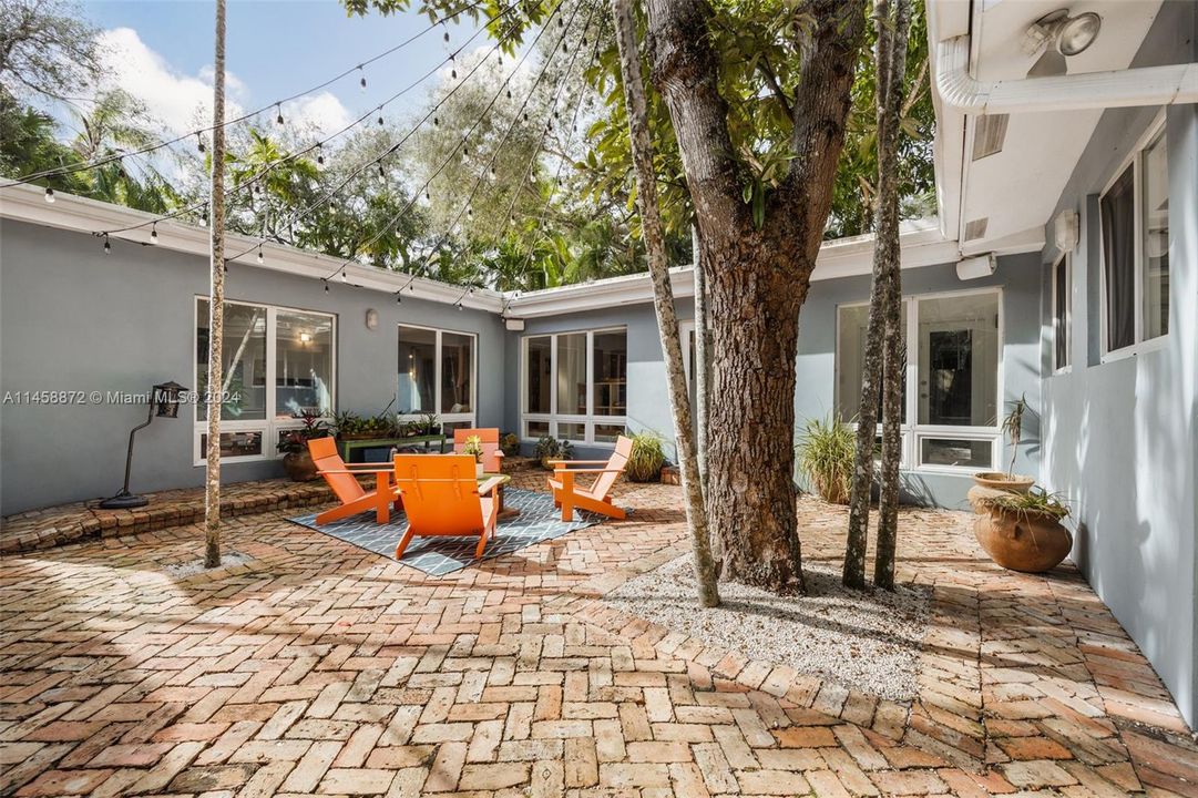 Недавно продано: $2,399,000 (4 спален, 3 ванн, 2407 Квадратных фут)