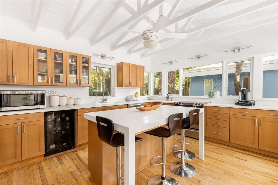 Недавно продано: $2,399,000 (4 спален, 3 ванн, 2407 Квадратных фут)