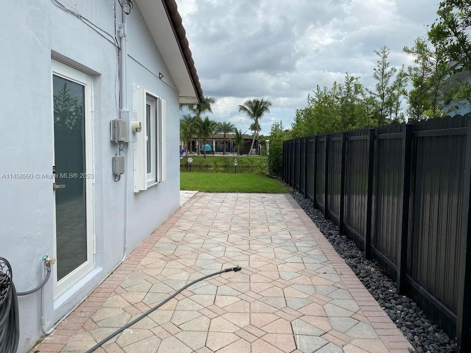 Recently Sold: $799,999 (4 beds, 2 baths, 1568 Square Feet)