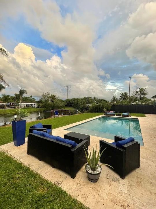 Recently Sold: $799,999 (4 beds, 2 baths, 1568 Square Feet)