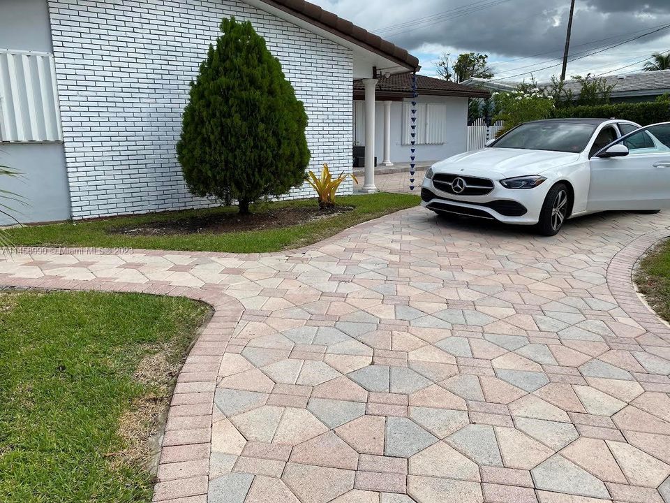 Recently Sold: $799,999 (4 beds, 2 baths, 1568 Square Feet)